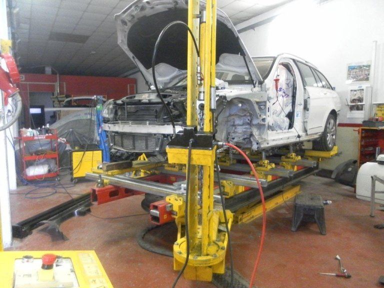 riparazione alla carrozzeria auto