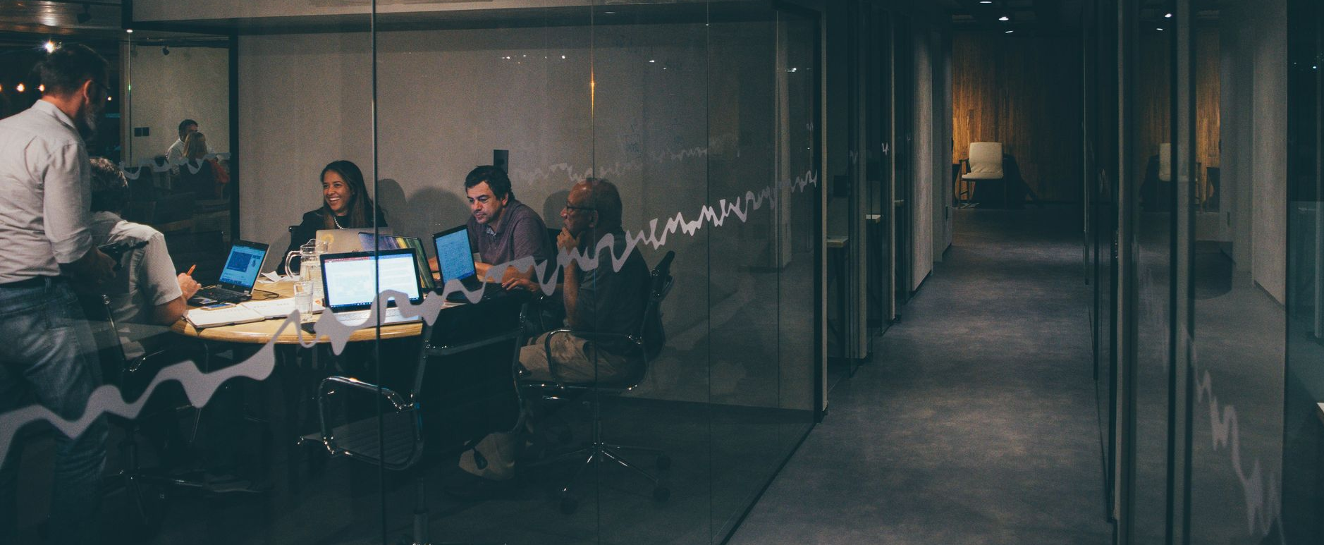 Team in moderne vergaderruimte werkt aan webprojecten – KeepUp Digital, samenwerking en strategie