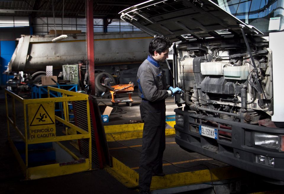 meccanico che lavora su un veicolo industriale