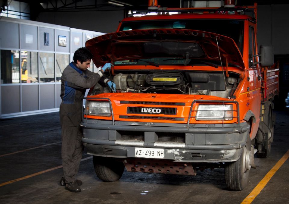 meccanico che ripara vettura Iveco