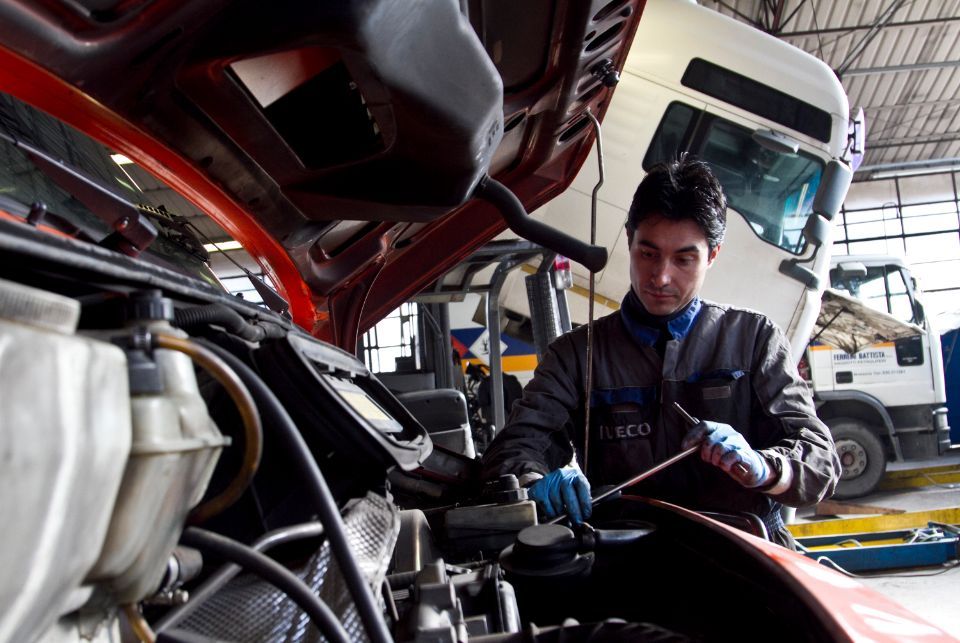 meccanico che lavora