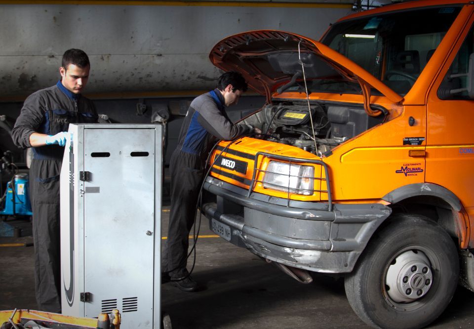 meccanico che ripara un mezzo pesante