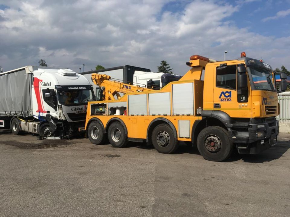 parco mezzi per interventi di soccorso stradale