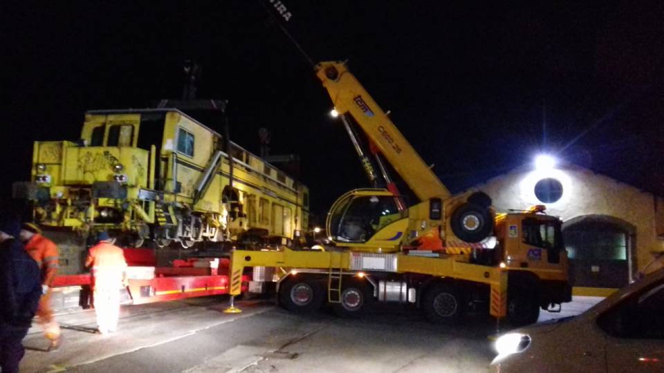 autogrù che solleva un mezzo pesante