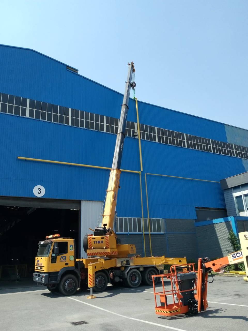 autogrù gialla con loghi