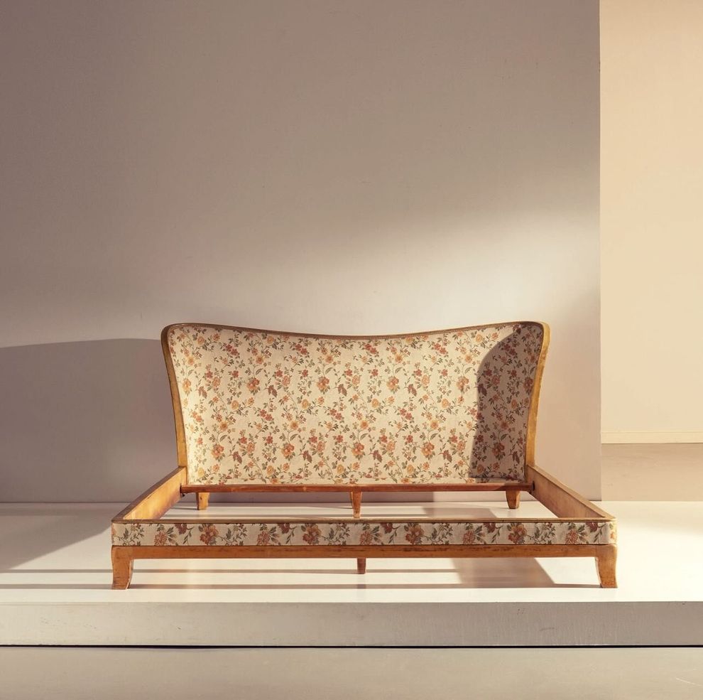 pezzo di arredo vintage con fiori