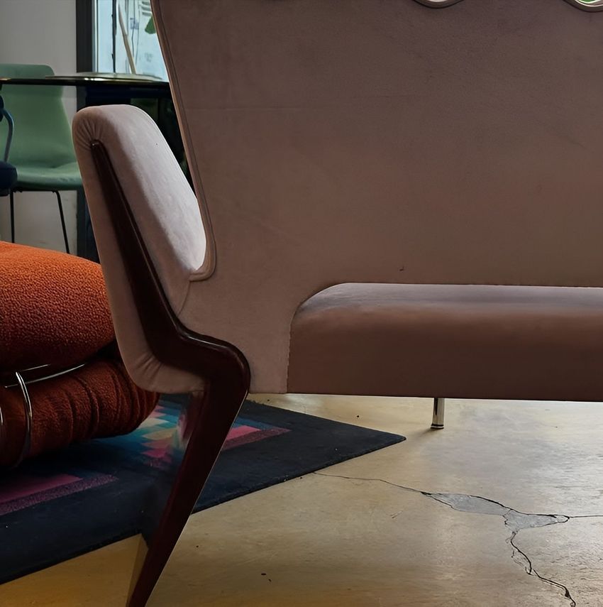 dettaglio retro di un divano imbottito