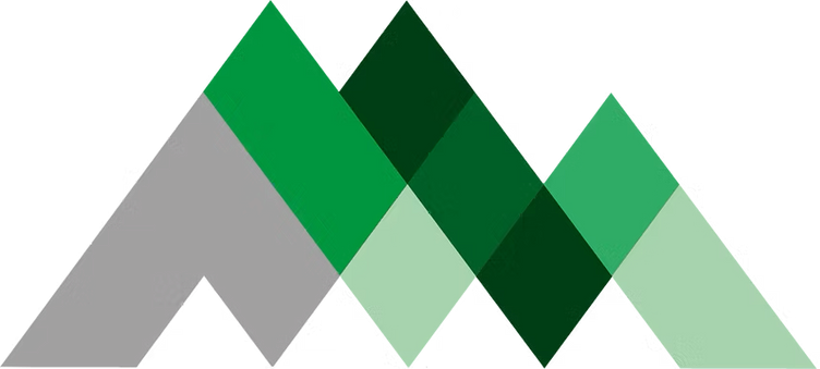 Montagnes géométriques dans des tons de vert et de gris.