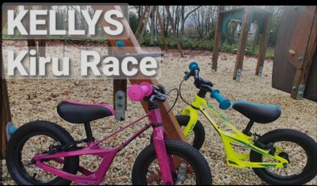 Deux draisiennes, une rose et une jaune, dans une aire de jeux. Titre : « La course de draisiennes de Kelly ».