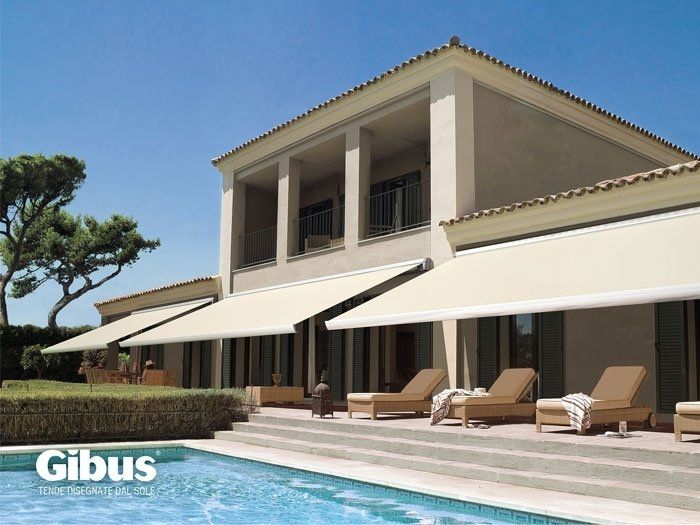 tenda per esterno Gibus in villa con piscina