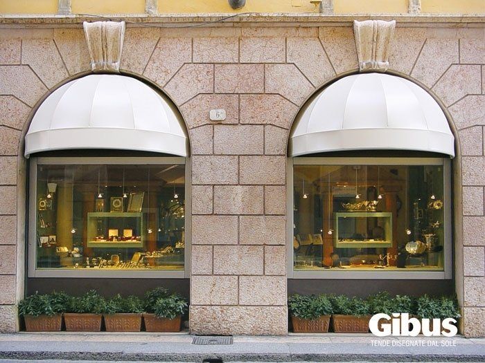 tendaggi esterni per vetrine di attività commerciale