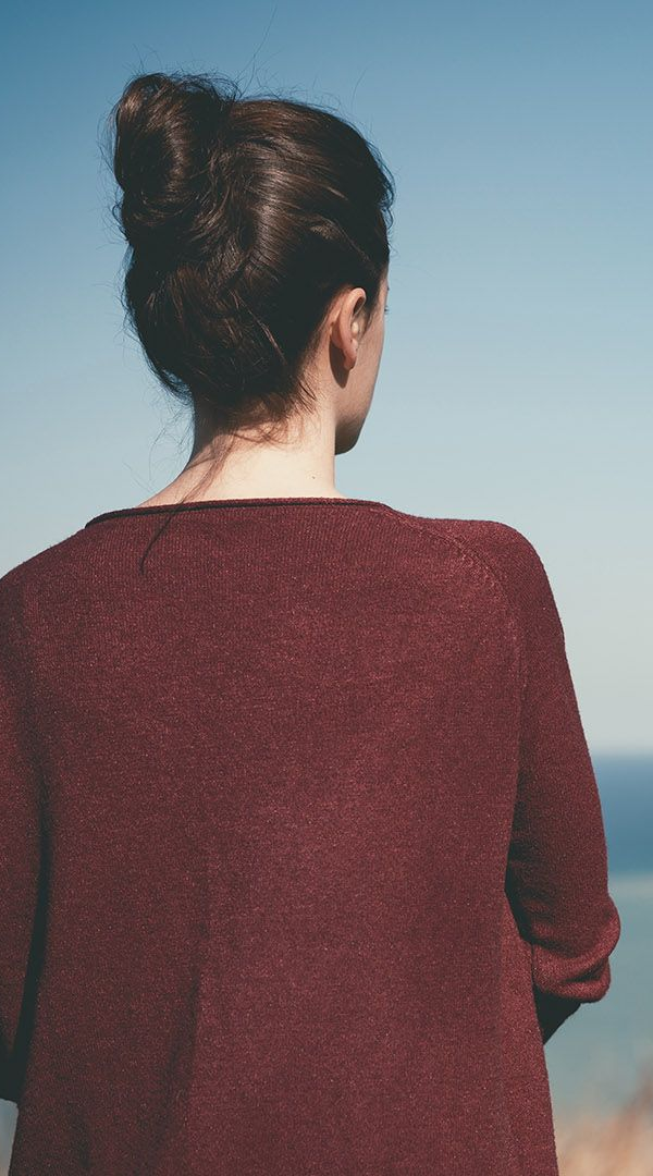 donna che guarda orizzonte