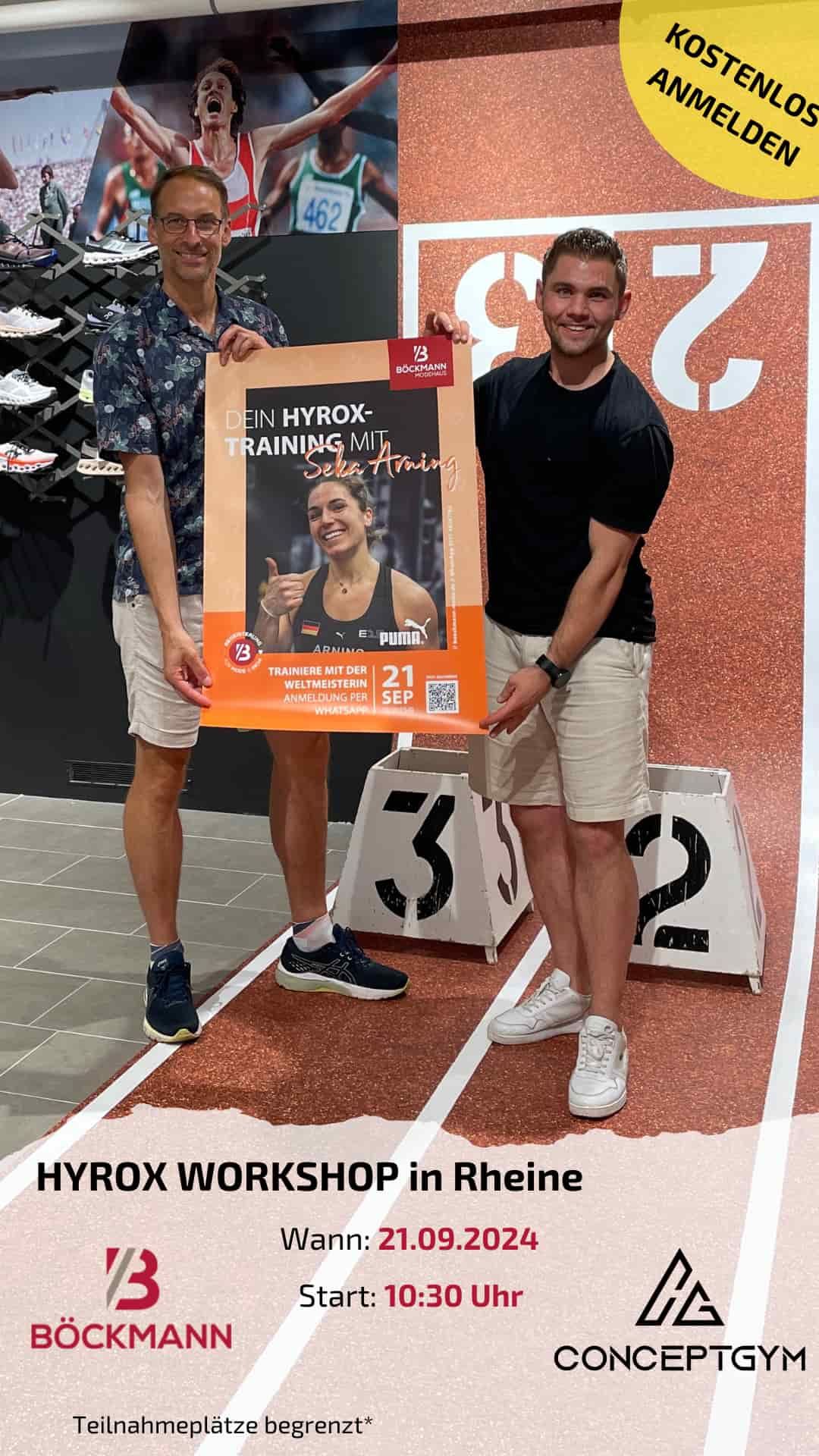 Die Veranstalter halten das Poster für das Event hoch.