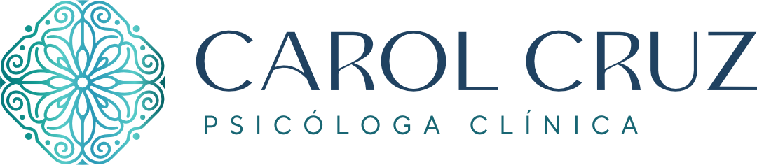 Logotipo para Carol Cruz, psic&oacute;loga cl&iacute;nica, apresentando seu nome e profiss&atilde;o com um design ornamental.