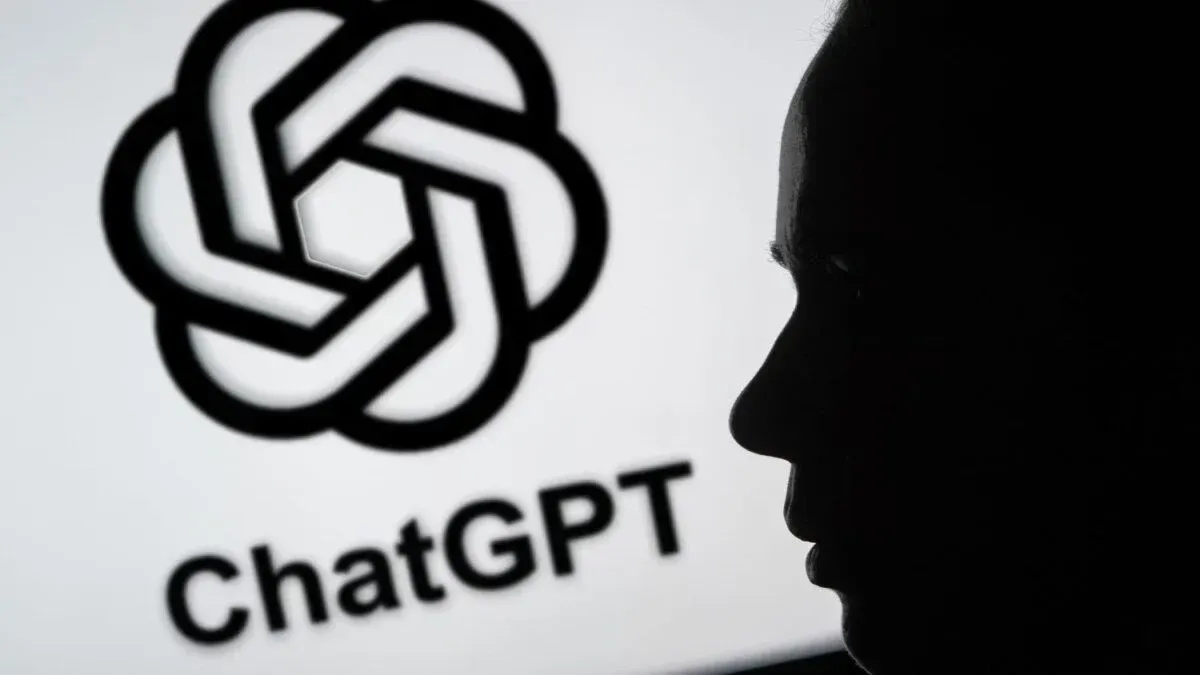 Pessoa reflexiva em frente ao computador com o ChatGPT, ilustrando dúvida e autonomia profissional.