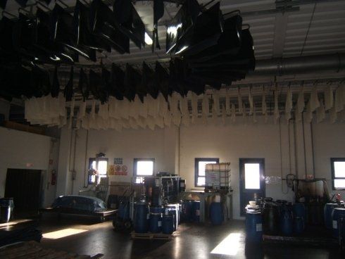 laboratorio con pelli lavorate