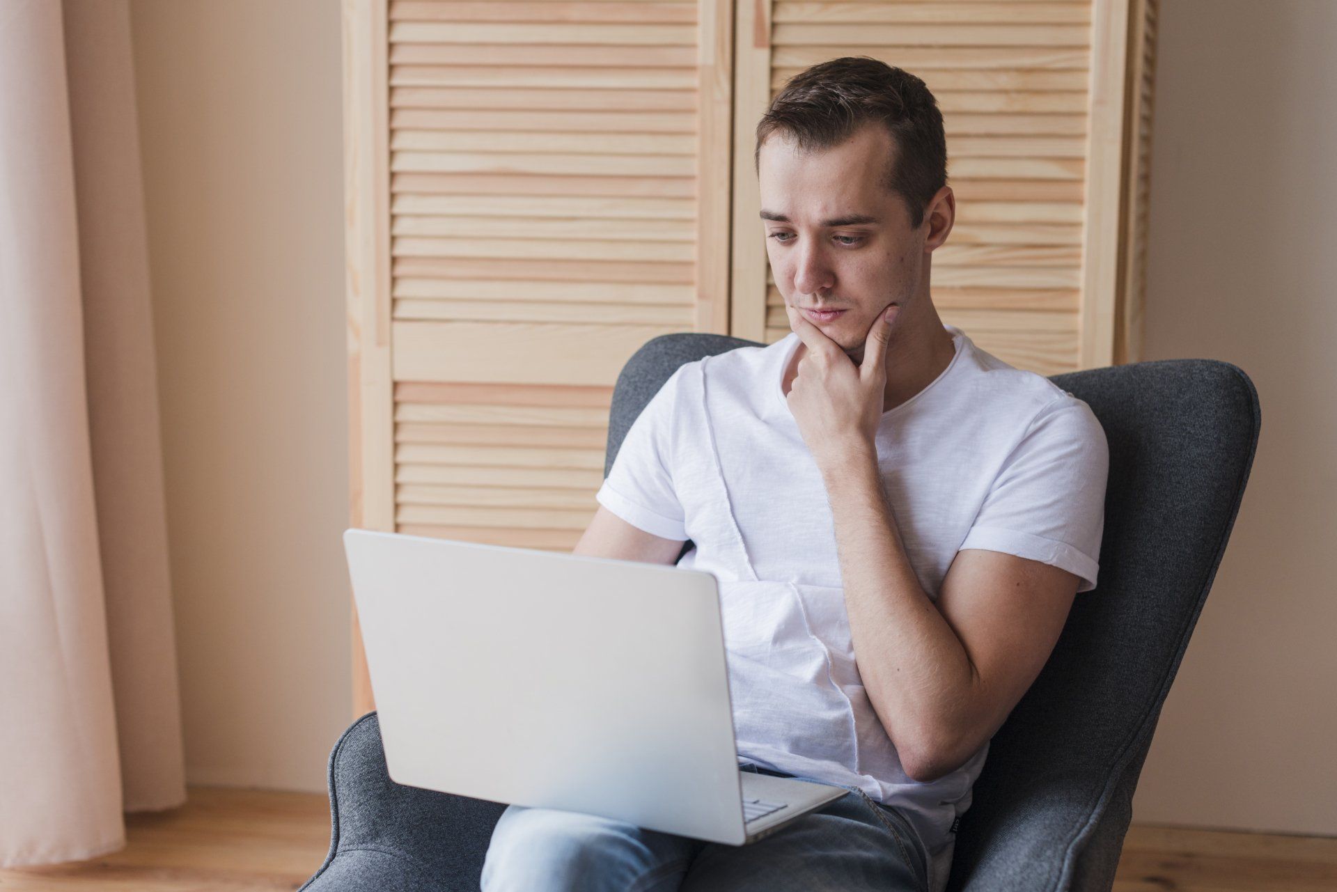 Помощь с ноутбуком. Man thinking sitting.