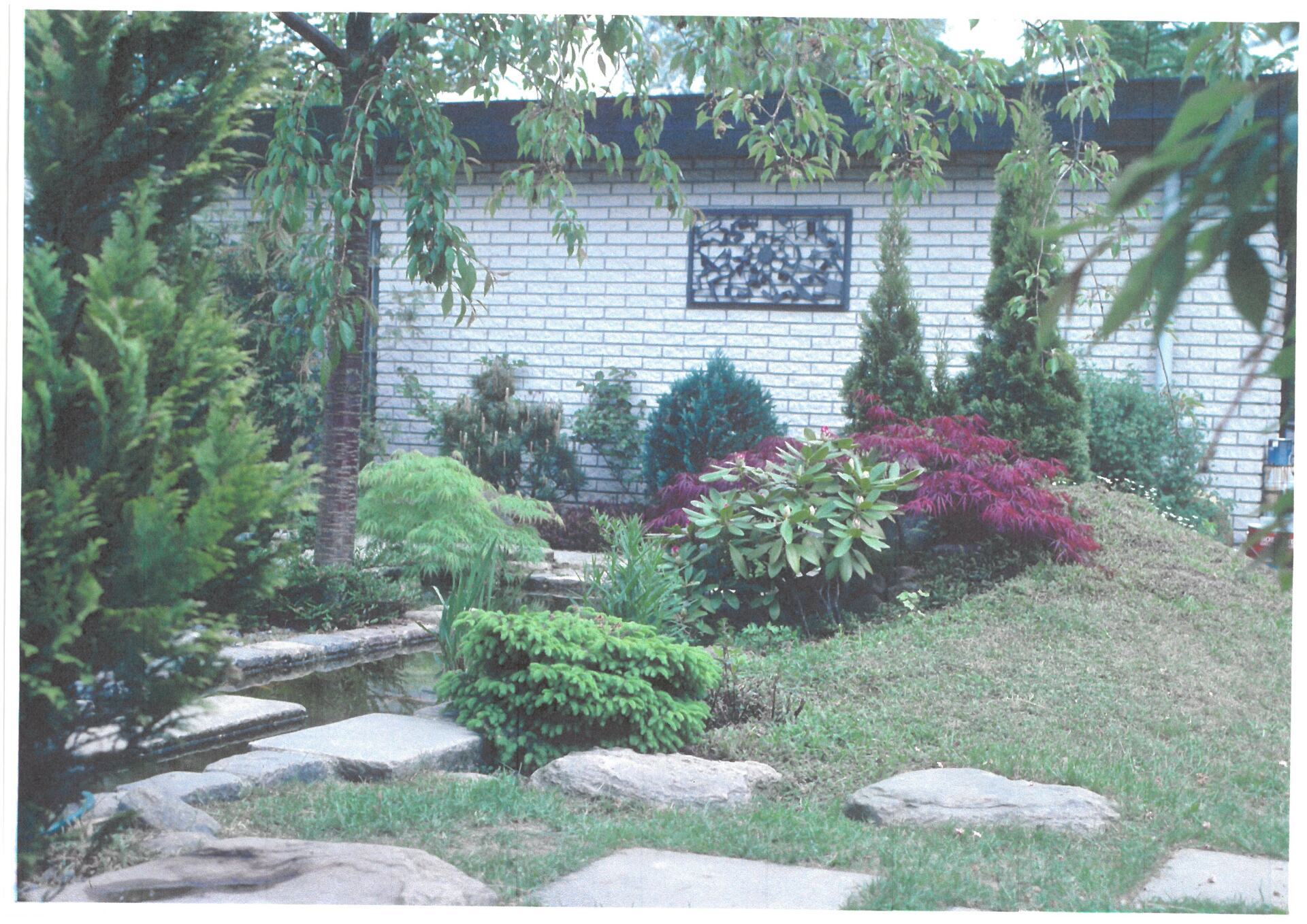 Have i japansk stil med gangbro med dam og stenplade