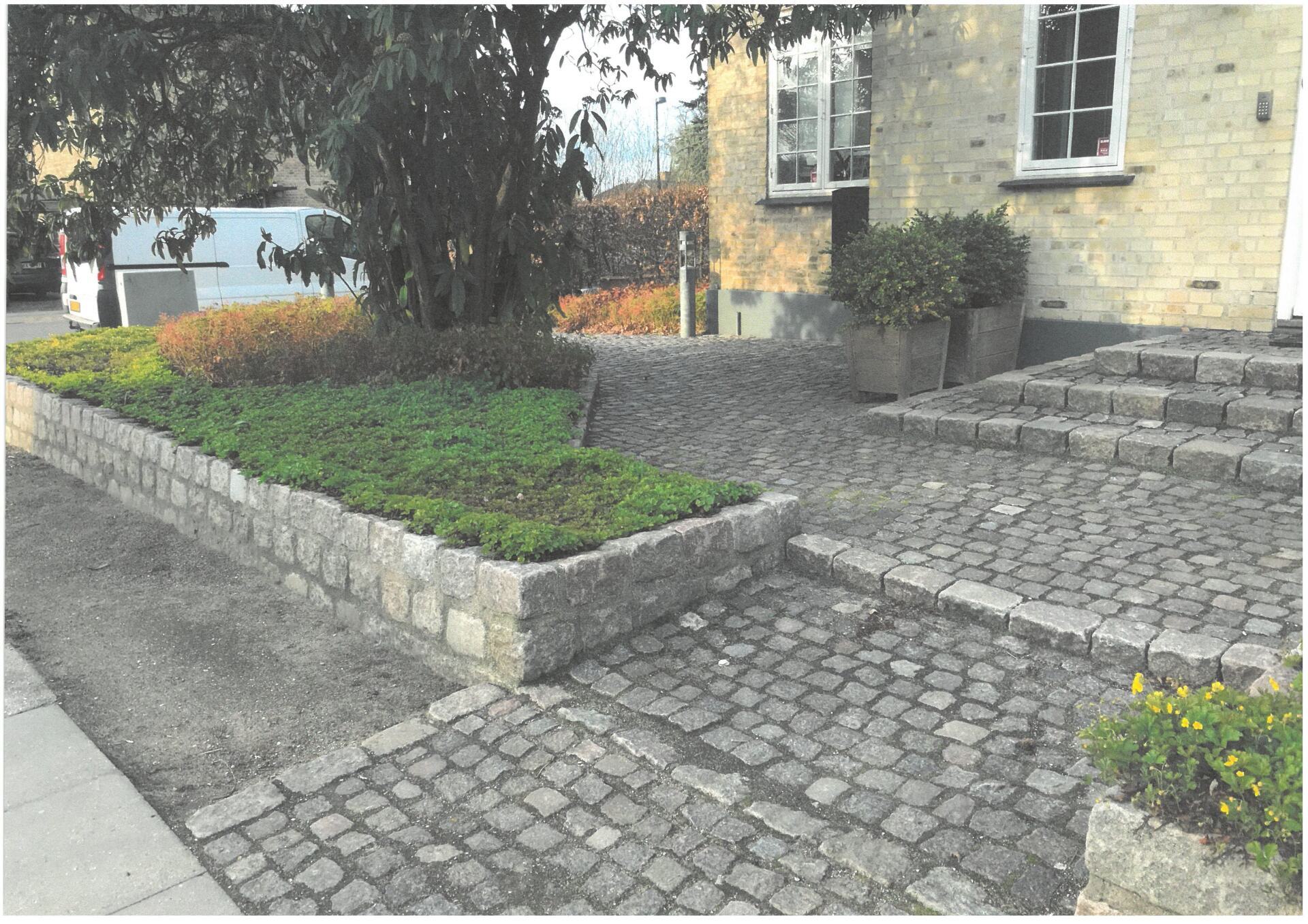 Stenbelagt sti foran hjemmet