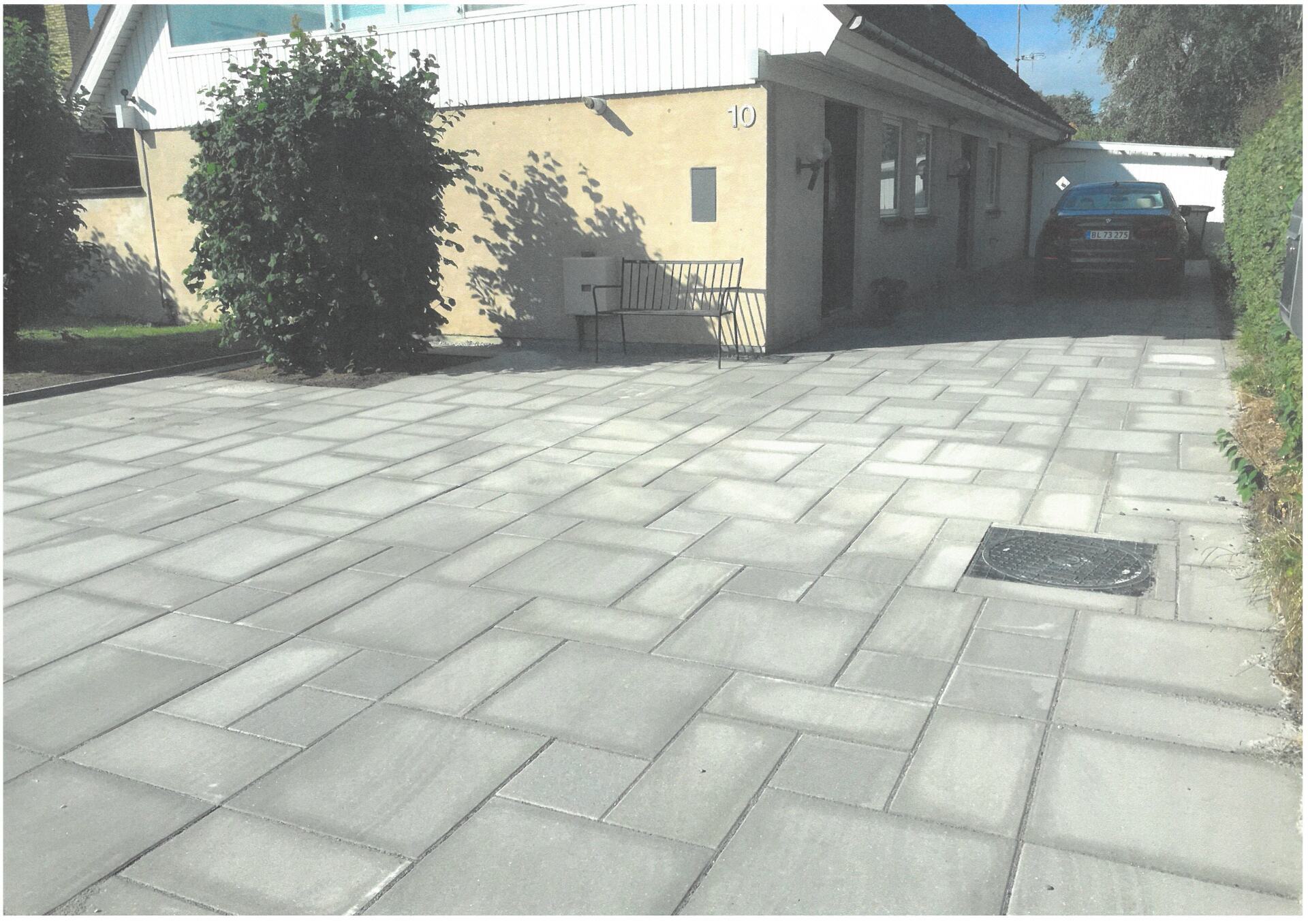 Brolagt forreste indkørsel af et hjem