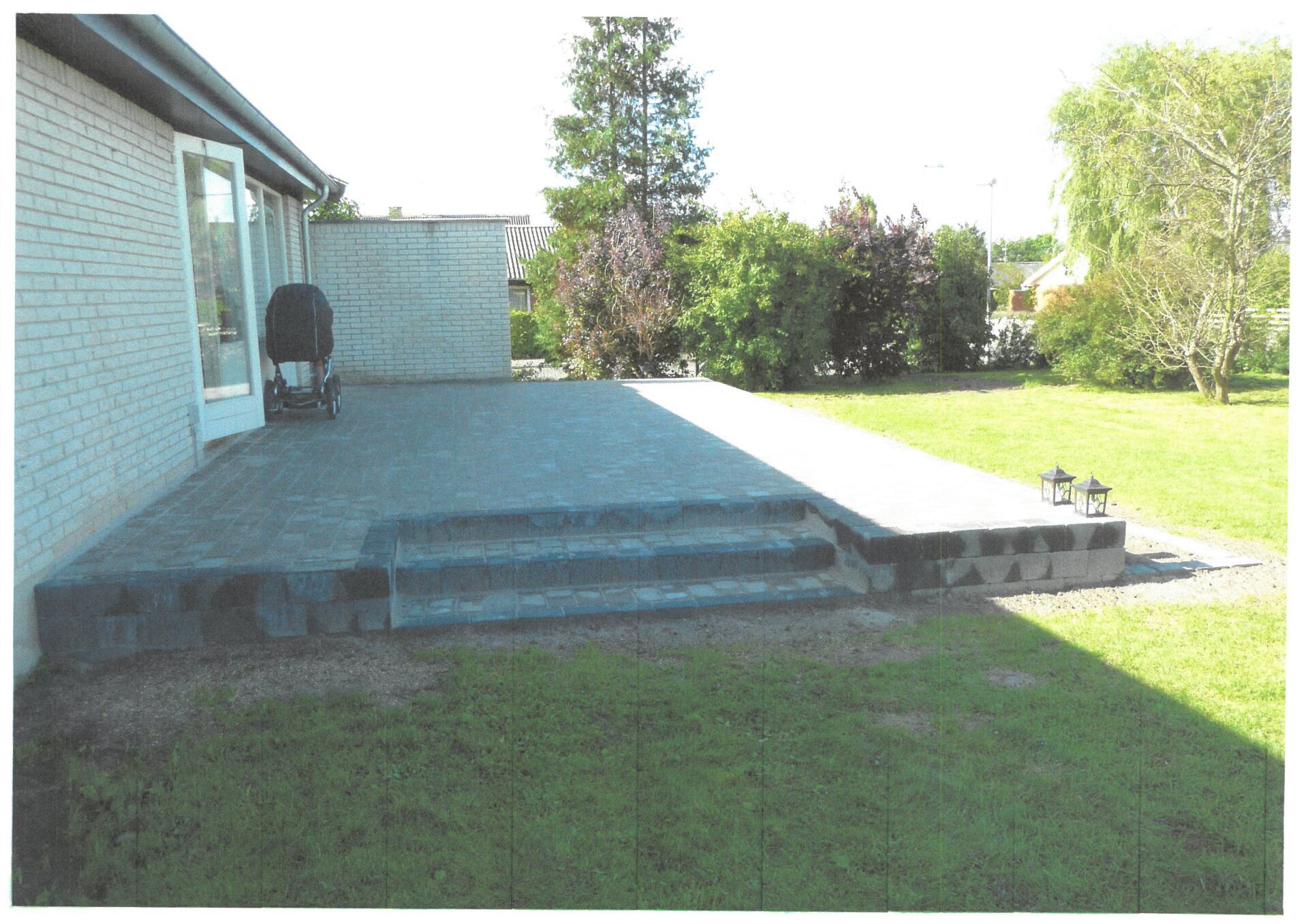 Brolagt baggård i et hjem