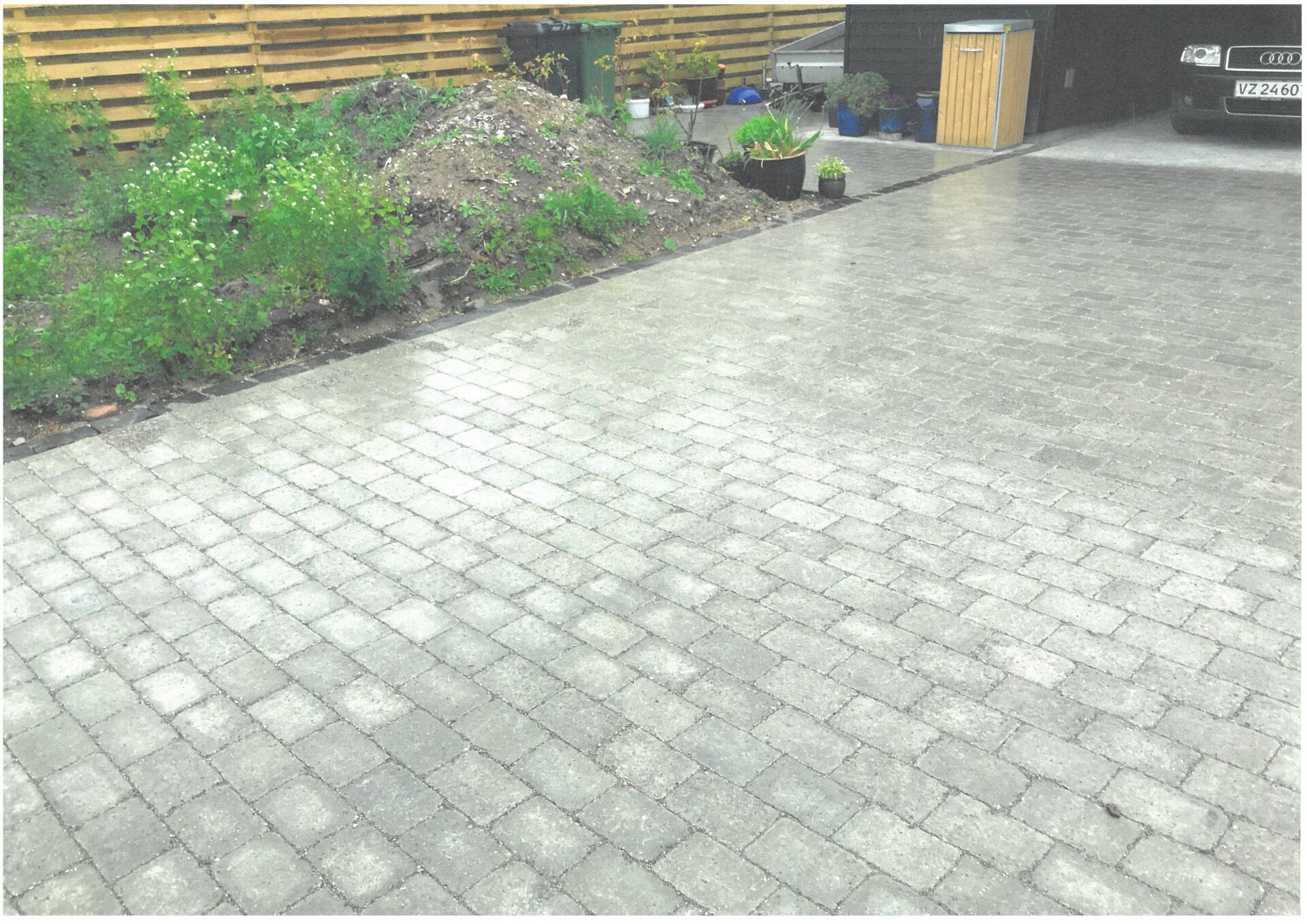 Mursten brolagt indkørsel på forsiden af et hjem