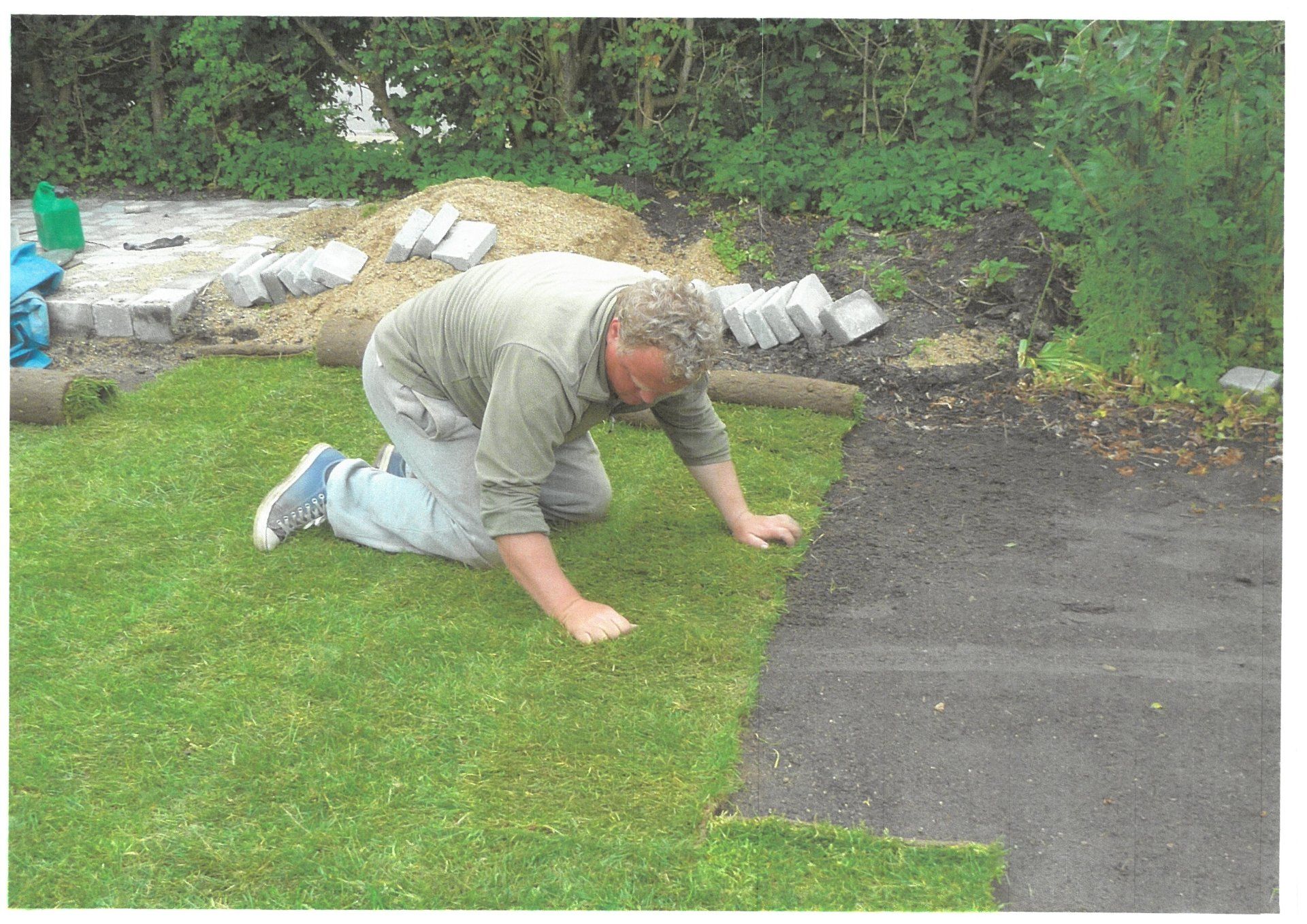 Mand fladt græsplæne