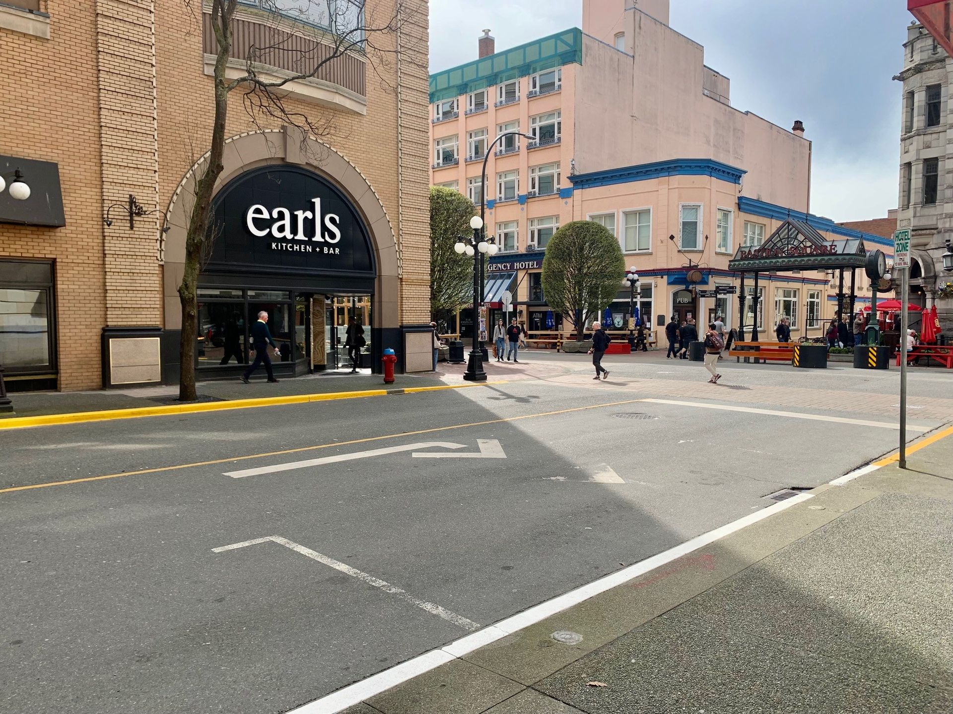 A store called earl 's is on the corner of a city street