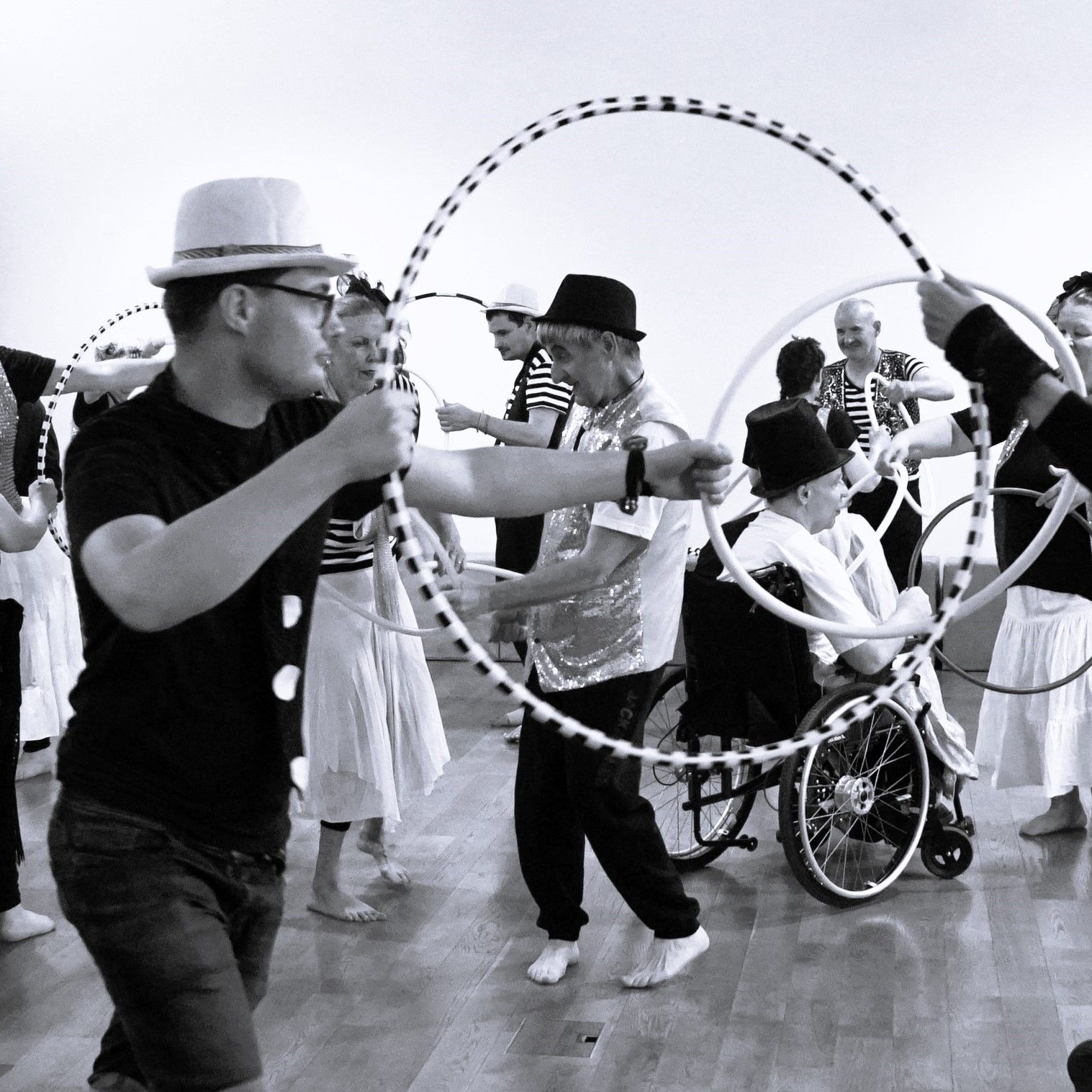 Wir geben Einblicke in getanzte Inklusion und nähern uns auf verschiedene Weise dem Thema: zusammen 