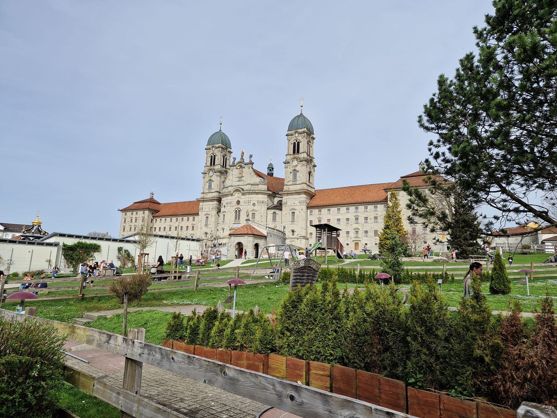 Wir schauen uns das Kloster an.