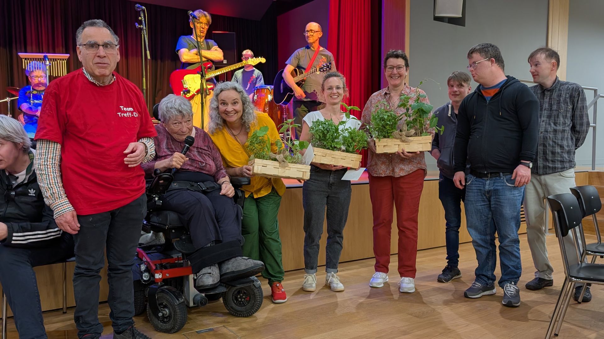 Ein Mann sitzt im Beiwagen eines Motorrades.