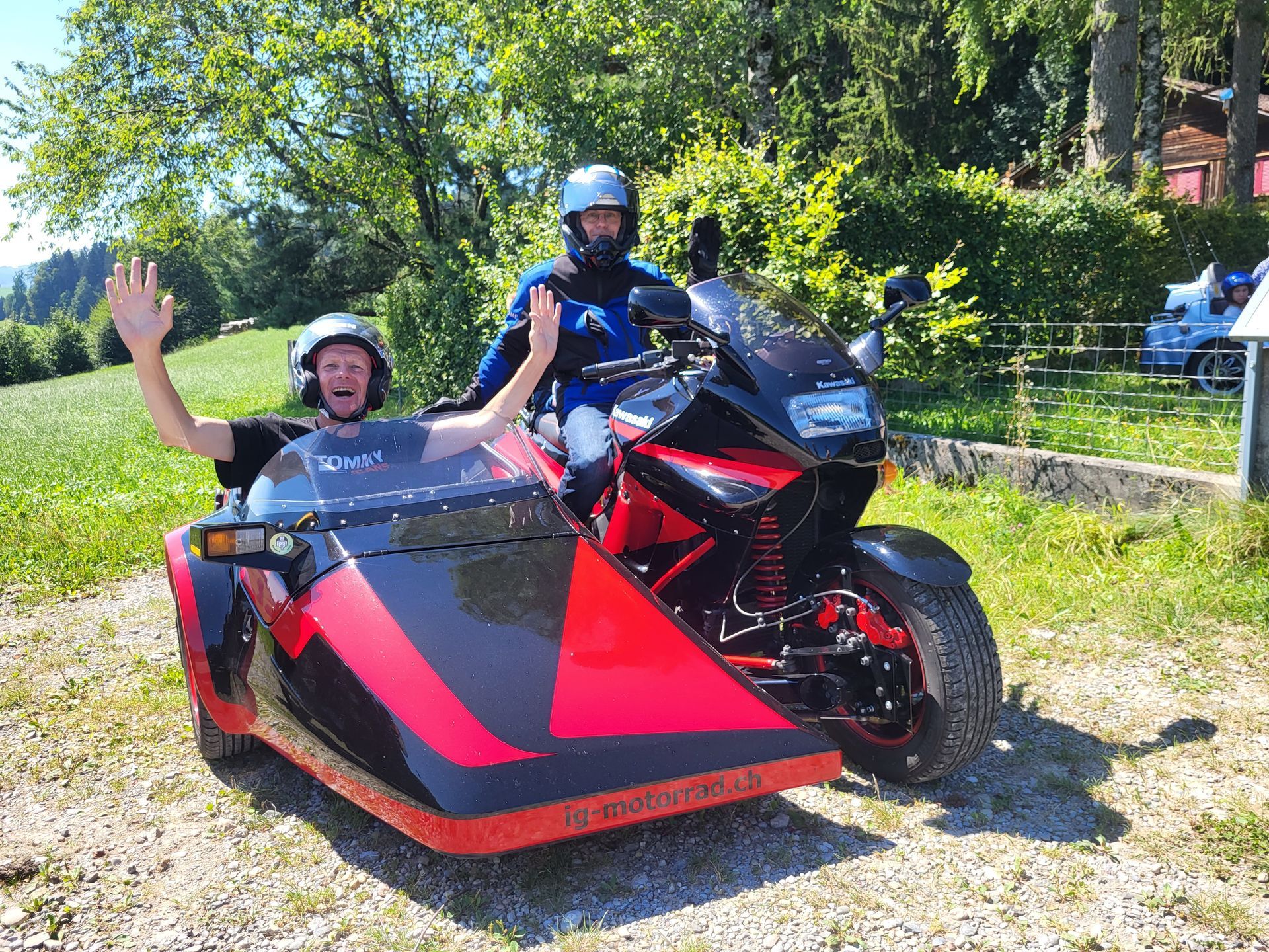 Ein Mann fährt ein Motorrad mit Beiwagen.