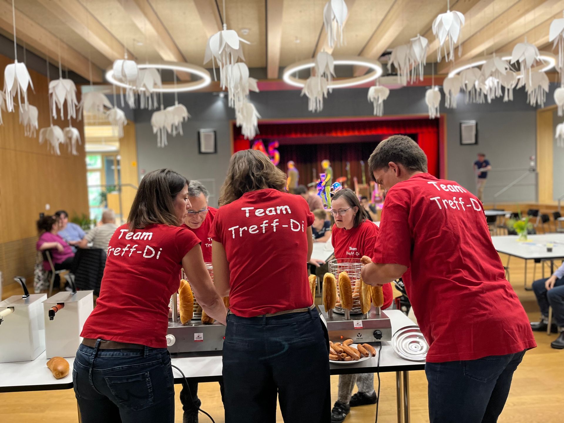 Ein Mann sitzt auf einem Motorrad mit Beiwagen vor einem Gebäude.