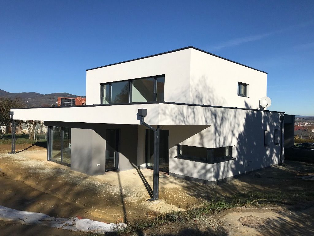 ein großes weißes Haus mit vielen Fenstern