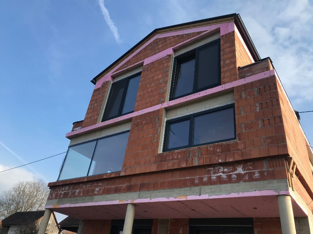 ein braunes Backsteingebäude mit vielen Fenstern