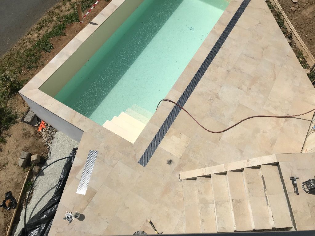 ein Swimmingpool mit weißem Wasser und weißen Stufen