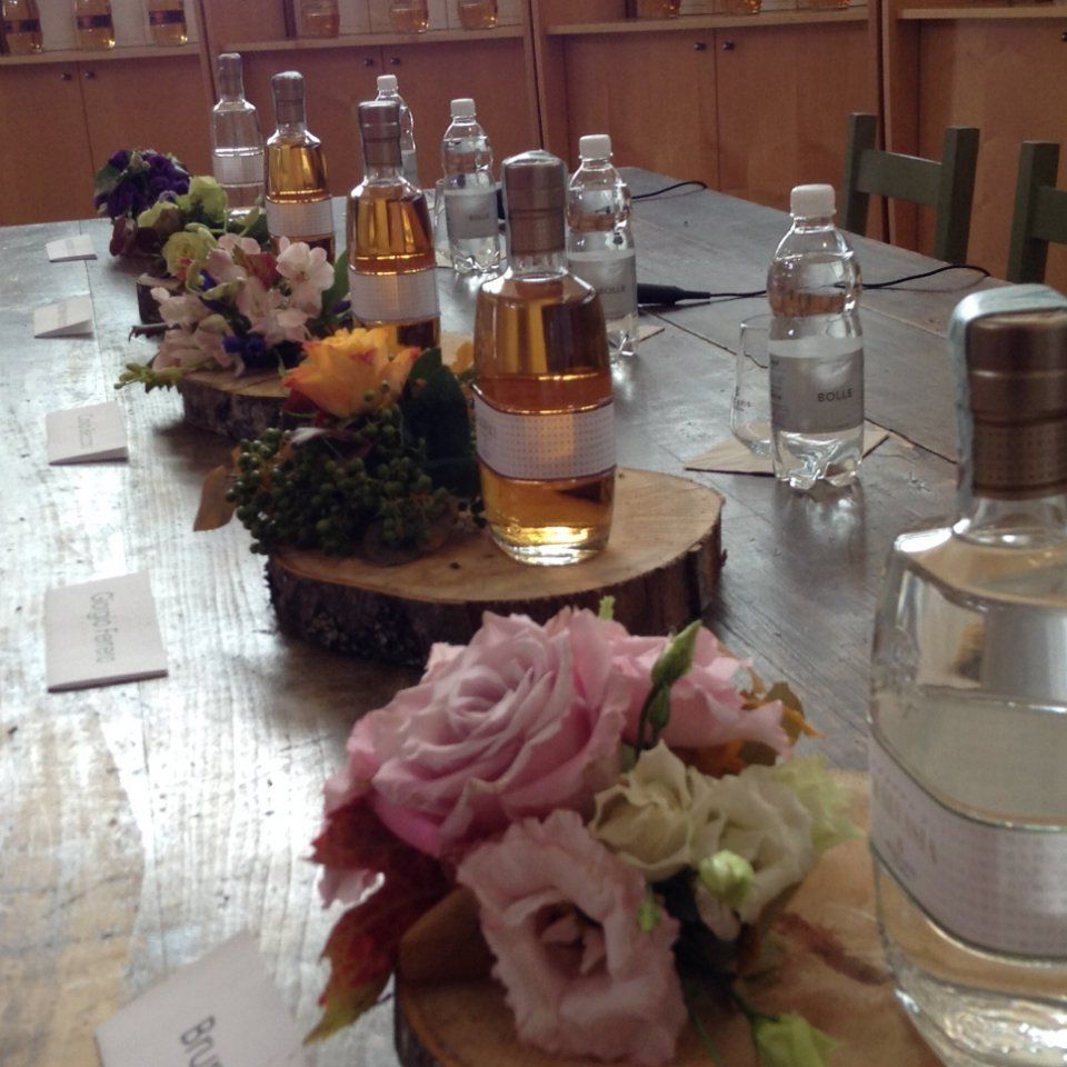 Tavola decorata con fiori