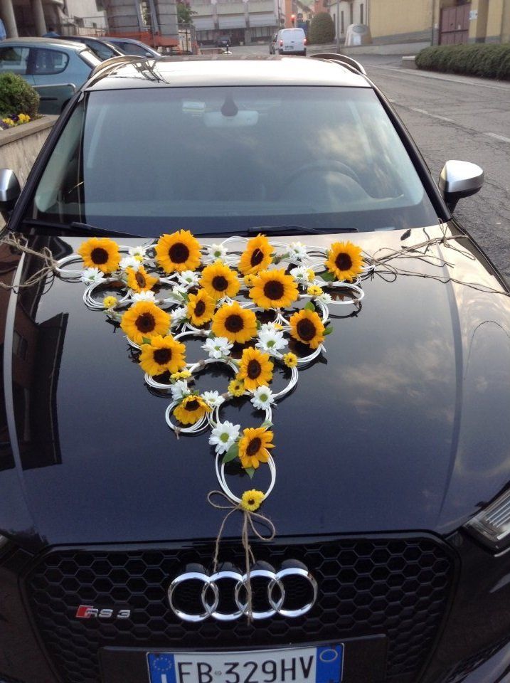 Macchina con decorazione floreale