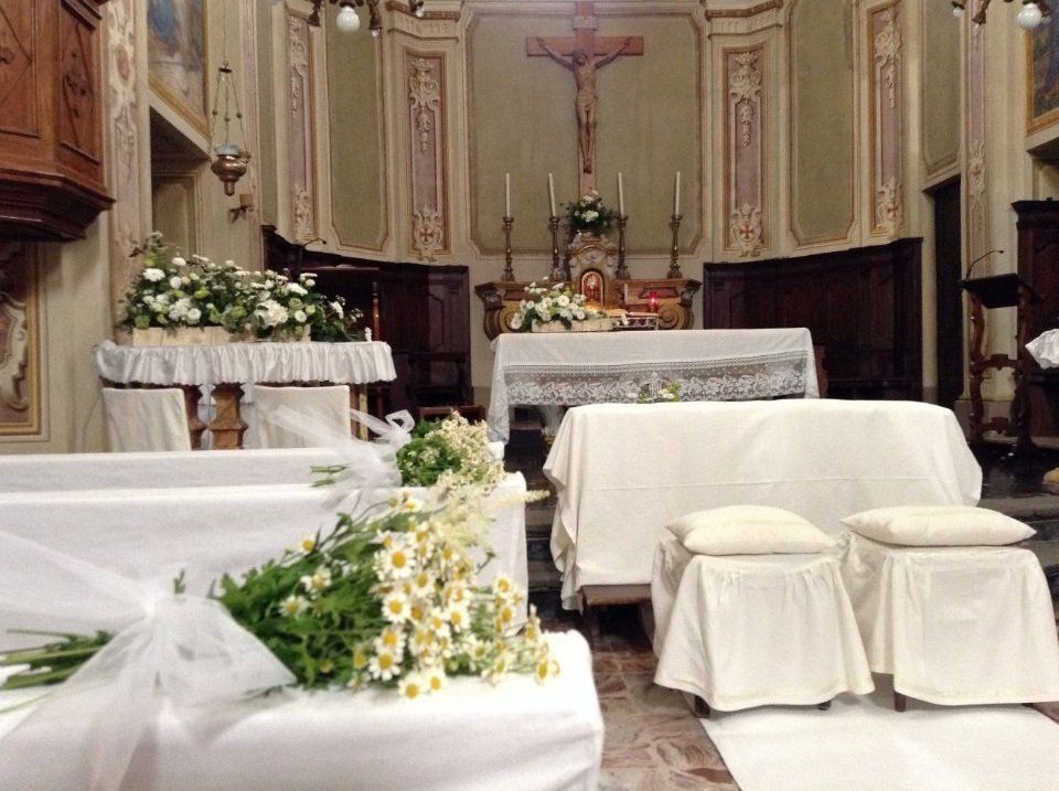 Chiesa allestita con fiori per un battesimo