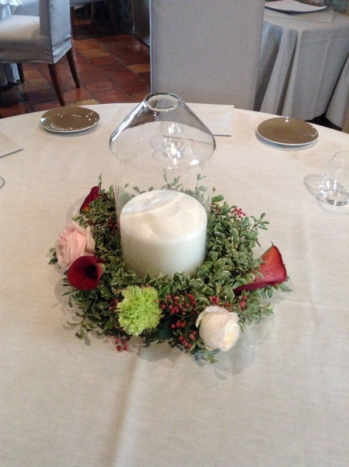 Tavolo con candela e centrotavola floreale
