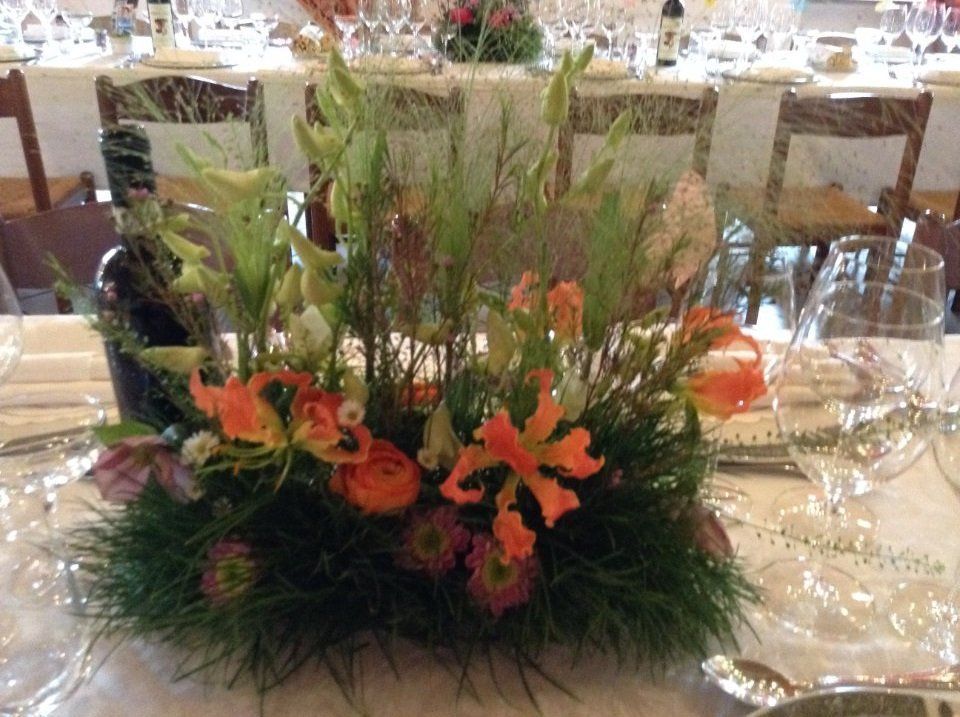 Sala allestita con fiori per evento