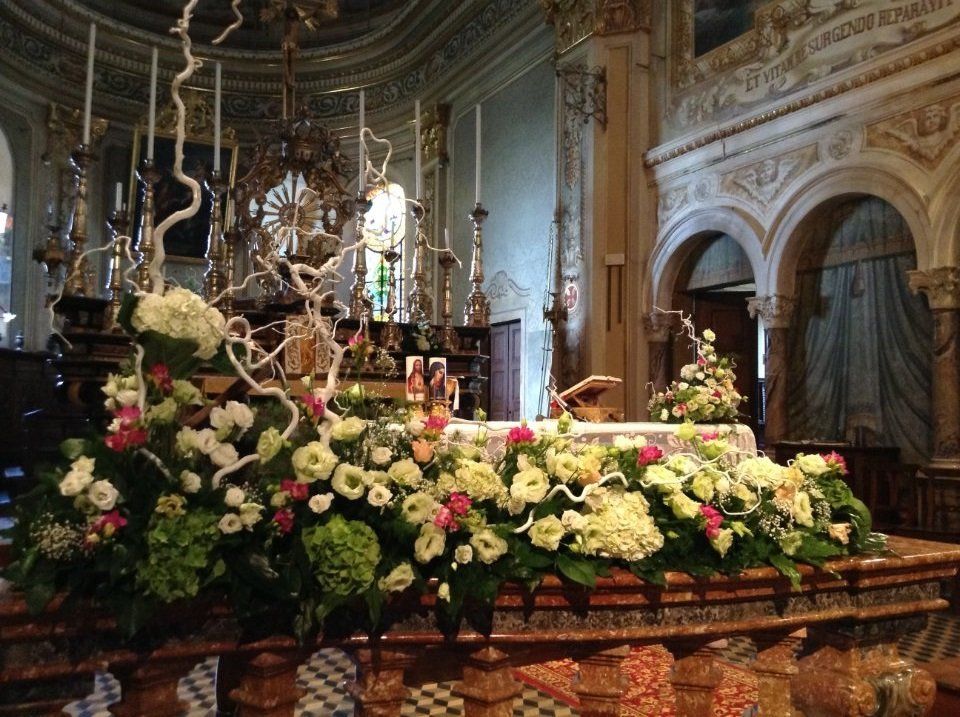 Altare di una chiesa decorato con fiori