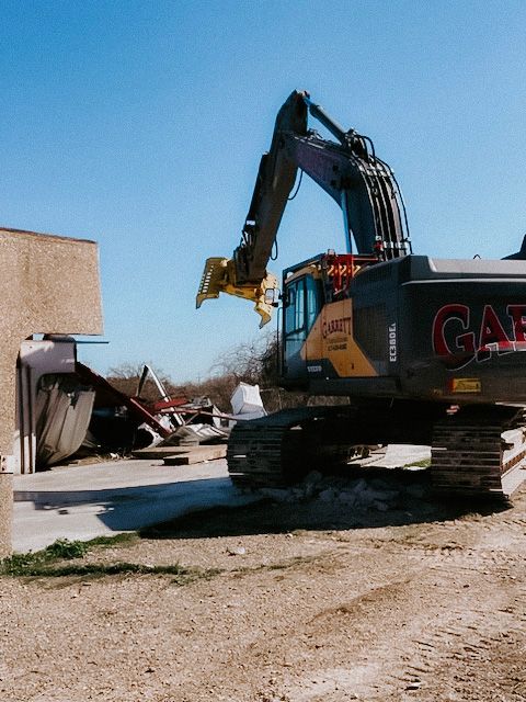 A large excavator with the word gae on the side of it