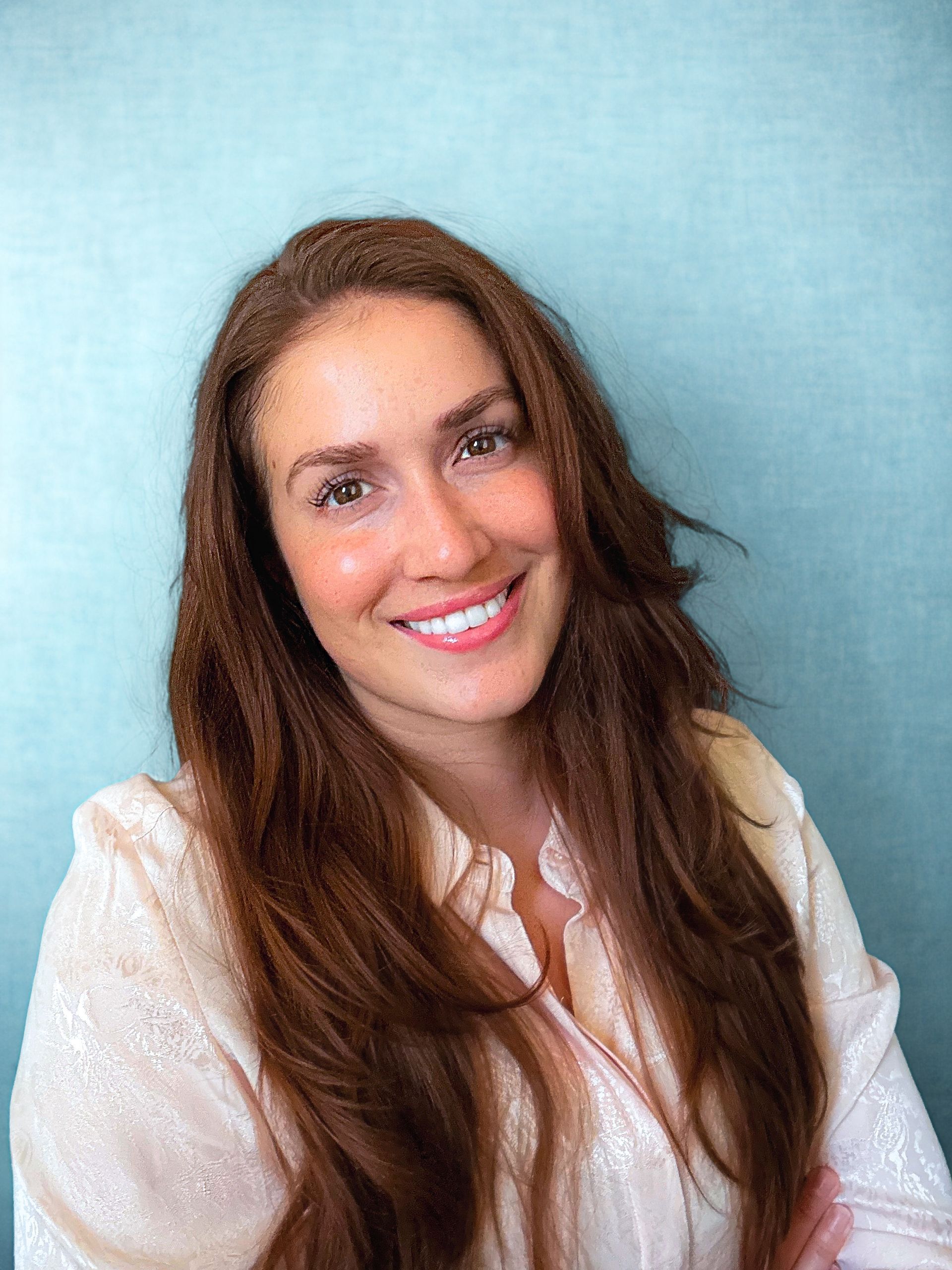Marriage and family therapist with teens in texas smiling welcoming