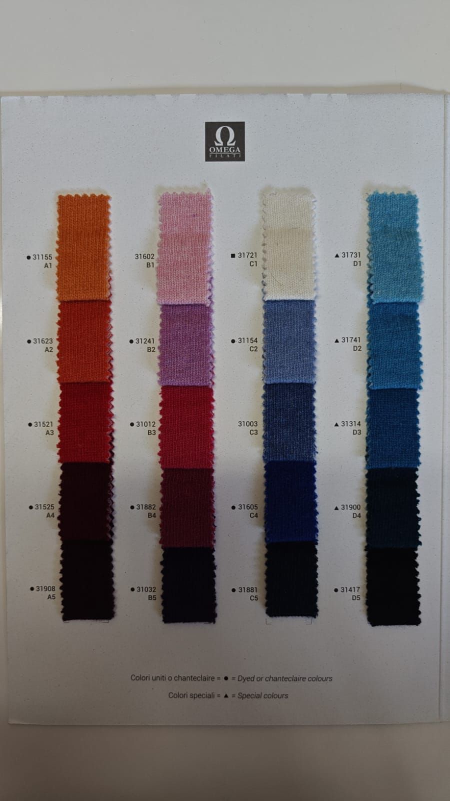 Tarjeta muestraria con cuatro columnas de muestras de tela en tonos naranja, rosa, azul y morado.