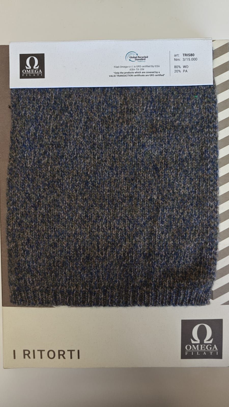 Muestra de tela con hilos grises y azules, etiquetada como 