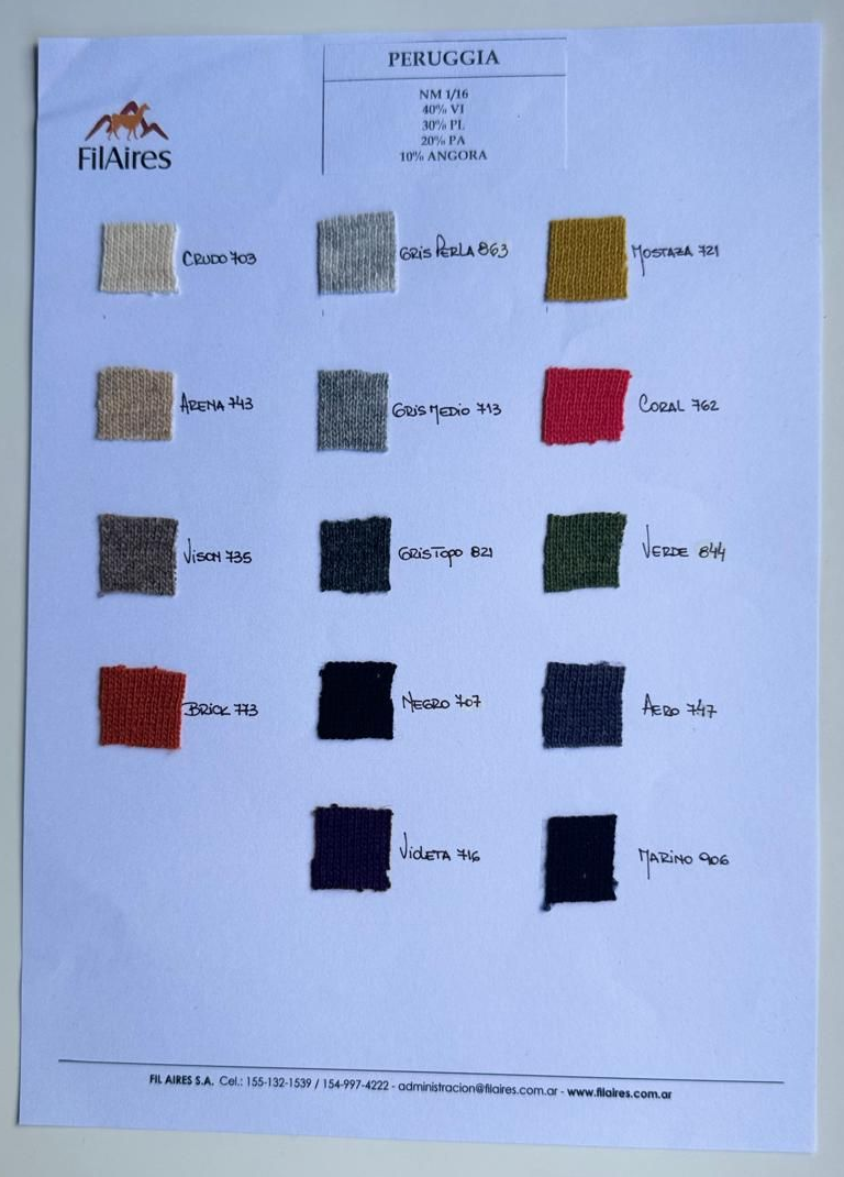 Muestras de color de telas en varios tonos: beige, azul, verde, rojo y marrón sobre papel blanco.