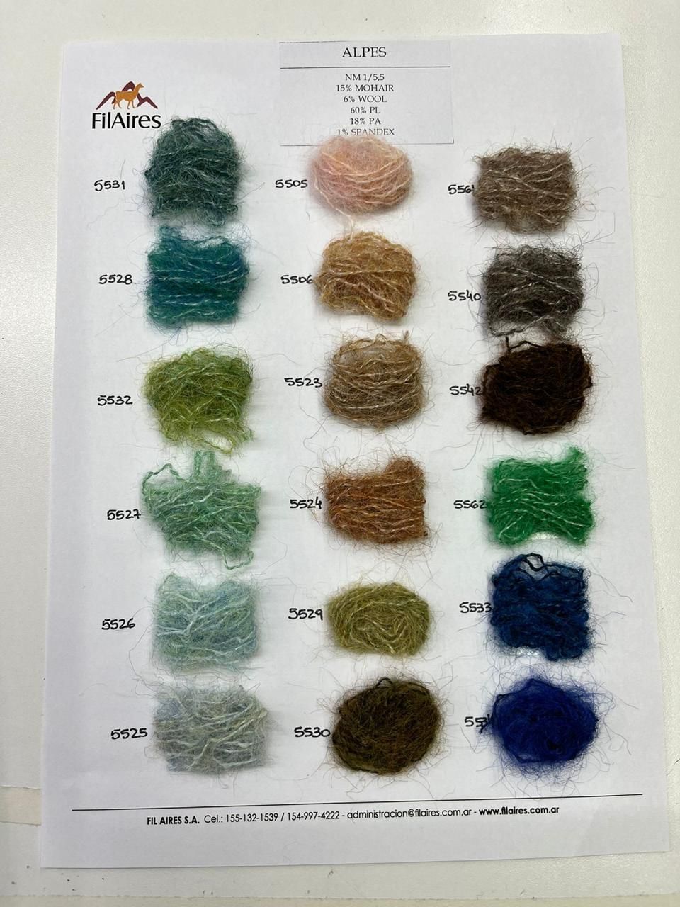 Muestras de color de hilo en filas y columnas, varios tonos de verde, marrón y azul.