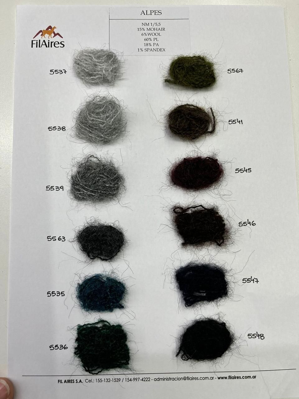 Muestras de hilo en varios tonos de gris, verde, marrón y azul, etiquetadas con nombres y números.