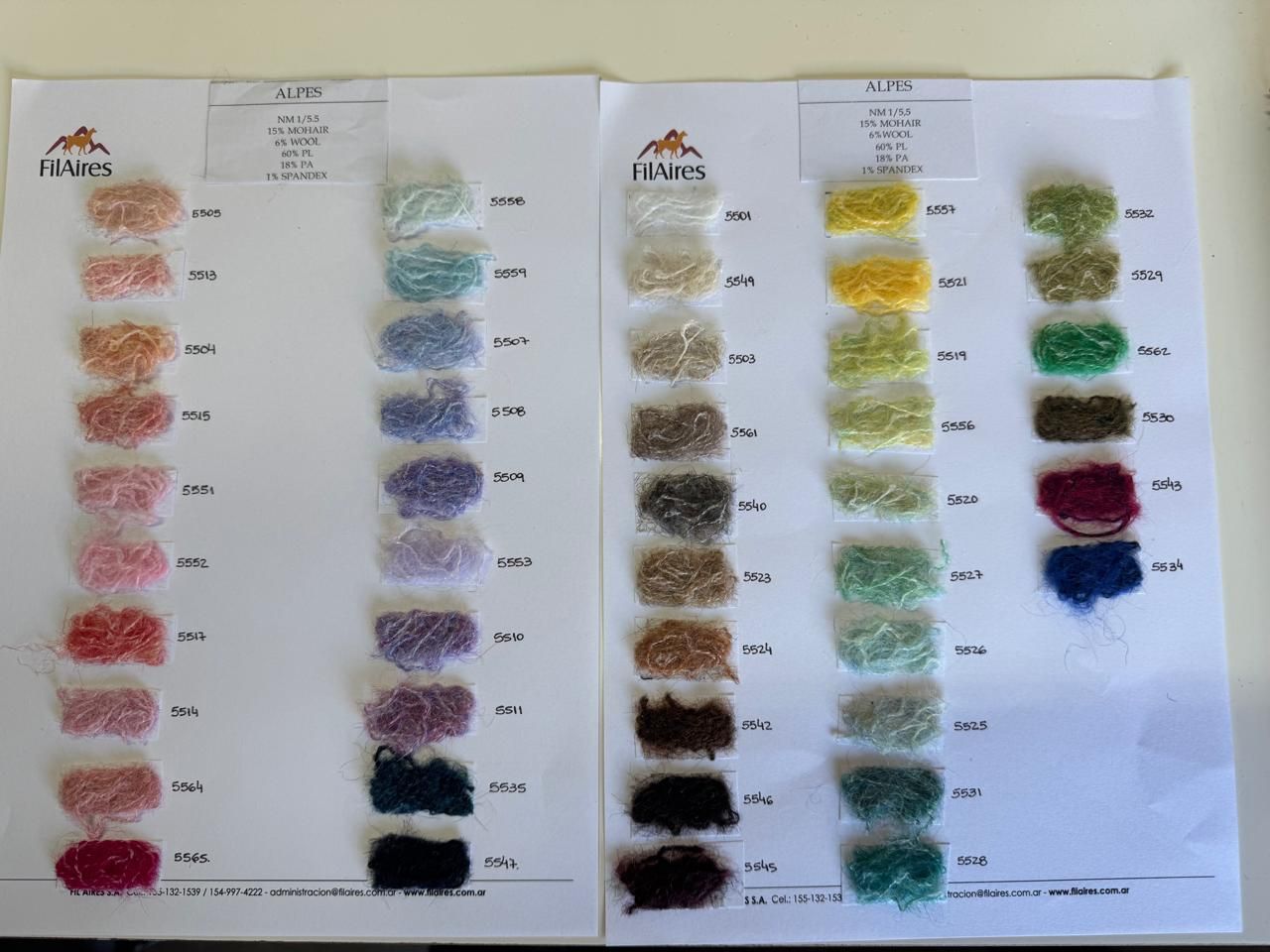 Muestras de colores de hilo expuestas en dos páginas blancas, organizadas en filas. 